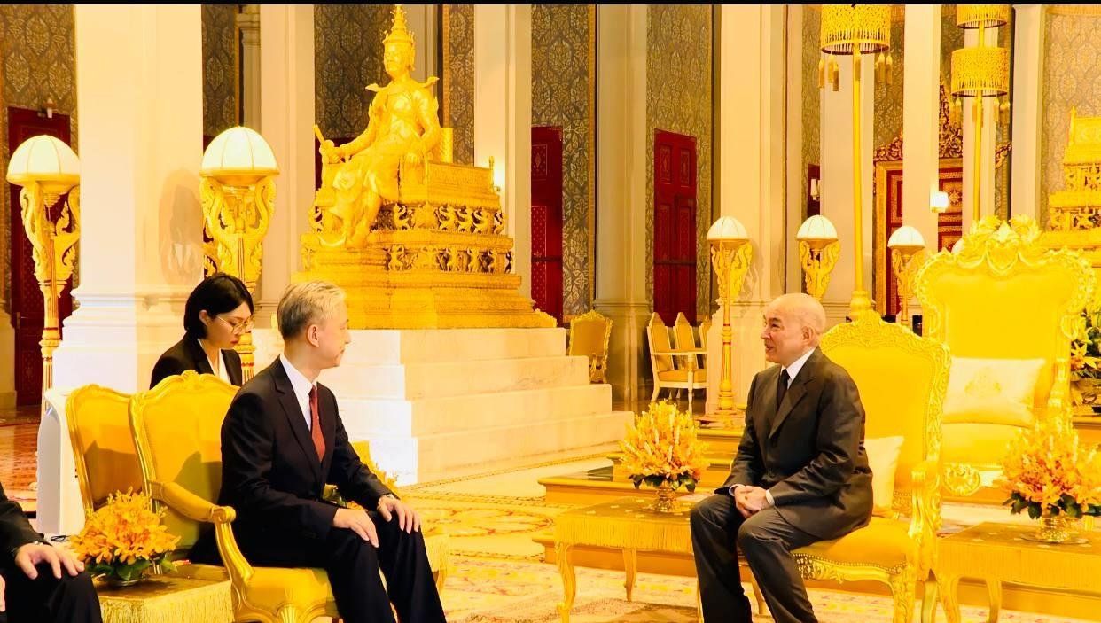 Cambodian Monarch Welcomes China’s New Diplomatic Envoy with Formal Reception