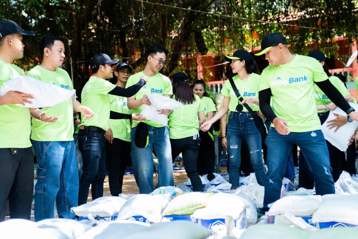 Wing Bank and Members of Royal Group of Companies Deliver Relief to Soldiers and Displaced Families in Siem Reap